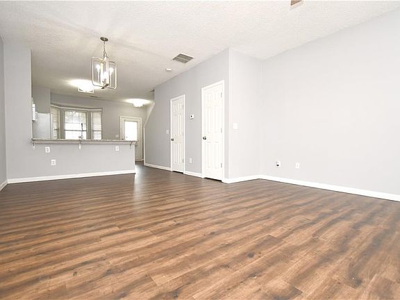5th image of 233 Buckland Dr