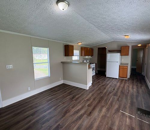3rd image of 136 Yellow Pine Ln