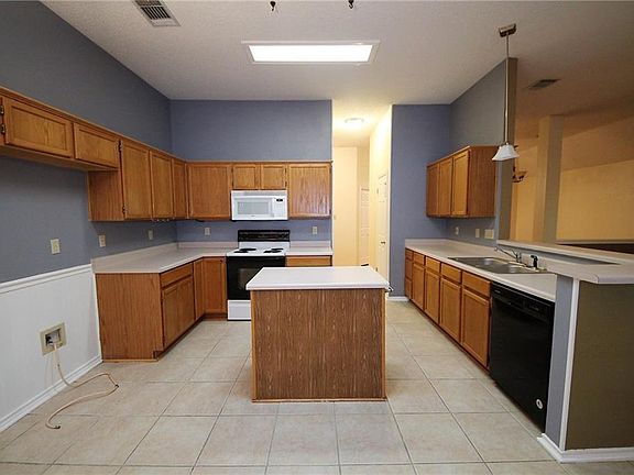 3rd image of 2511 Goldfinch Dr