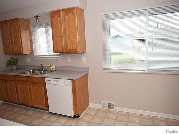 3rd image of 14135 Lyons St