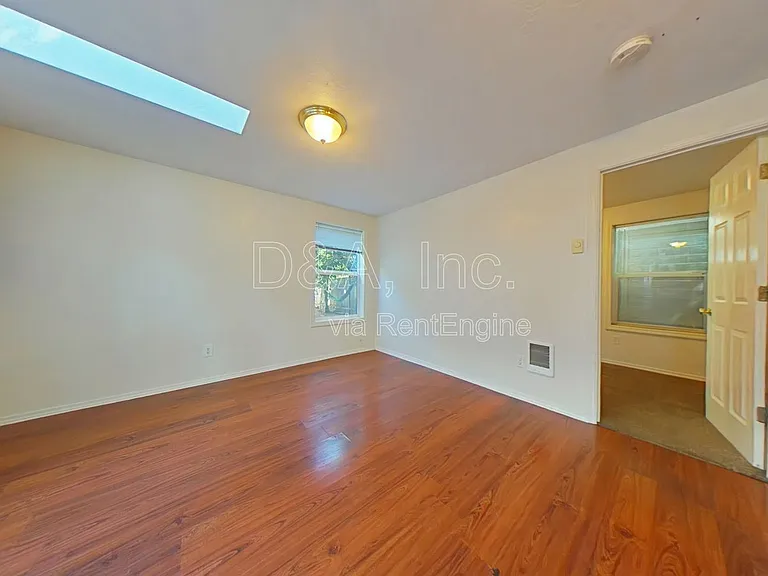 432 NW 15th St — Photo 2