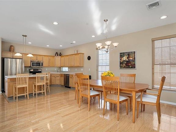 3rd image of 21 Cambridge Cir