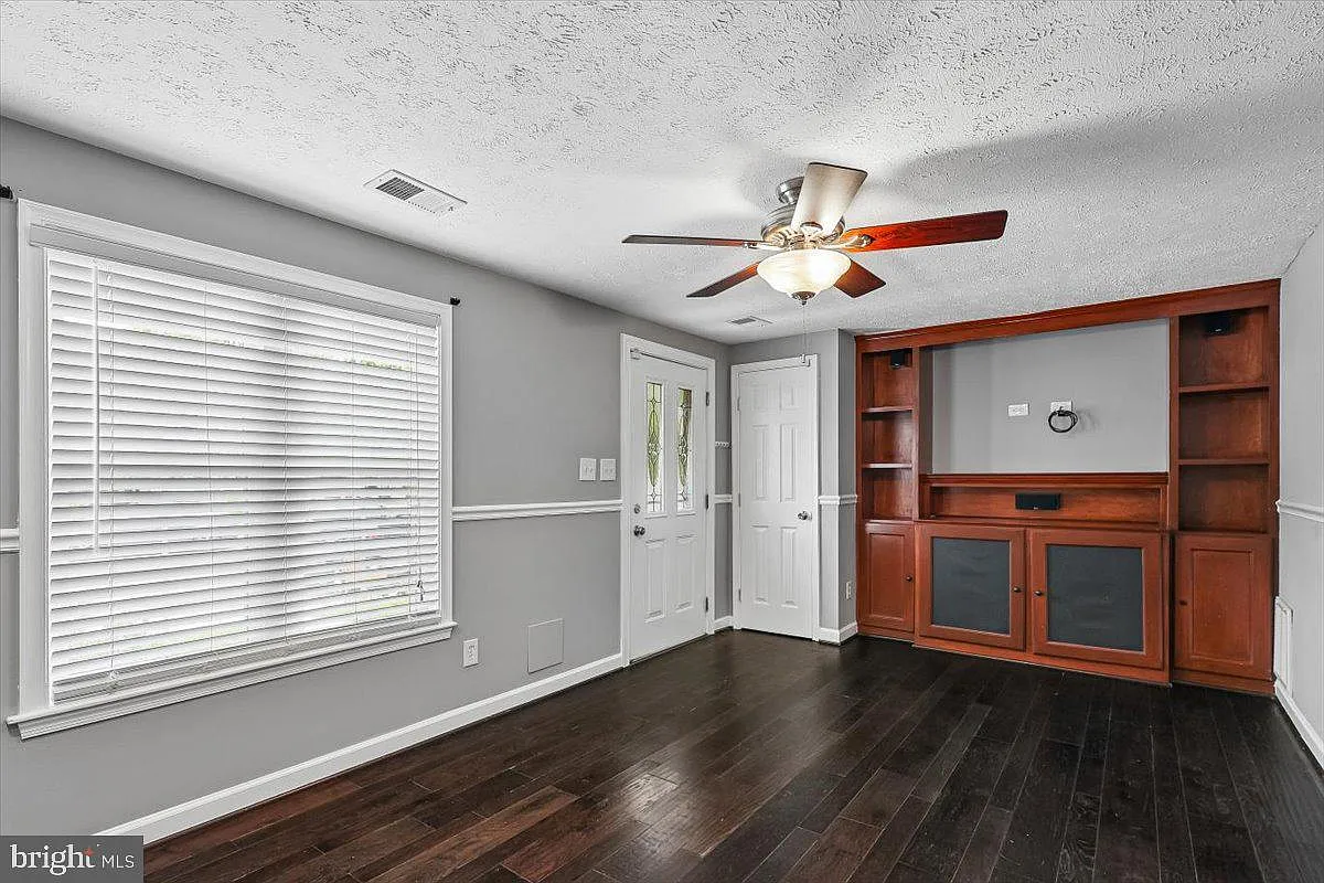 3 bed, 1.5 bath, 1120 sqft, $2,400 — Photo 2