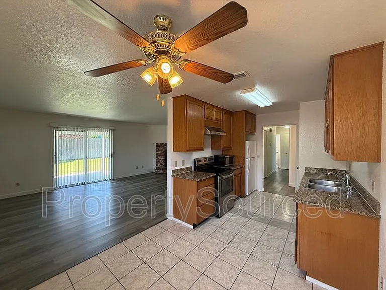 1462 Snyder St — Photo 10