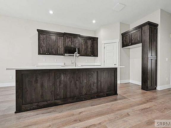 3rd image of 472 Spruce Way