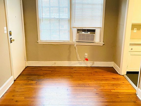 2nd image of 1532 Winona Ave APT E