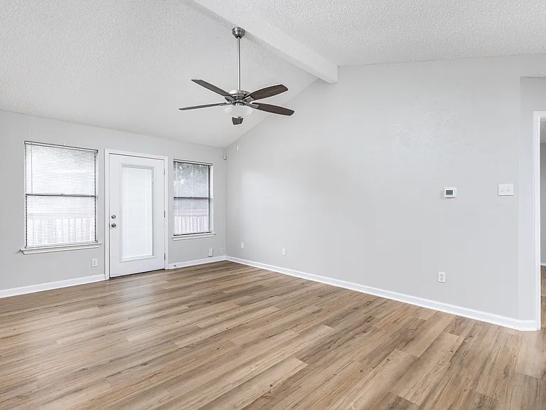 1803 Heatherglen Ln — Photo 24
