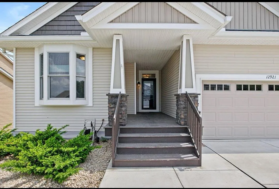 4 bed, 3279 sqft, $4,000 — Photo 2