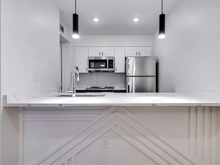 202 E 45th St #205 — Photo 11