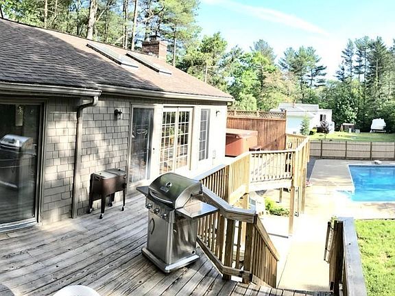 2nd image of 25 Laurie Ln