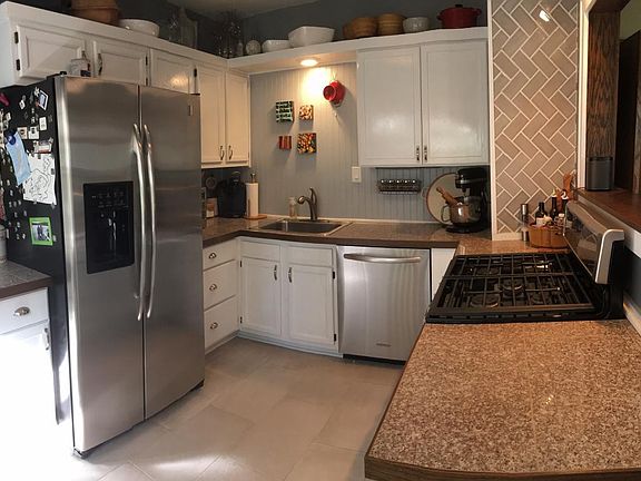 Over-sized fridge with ice/water in door