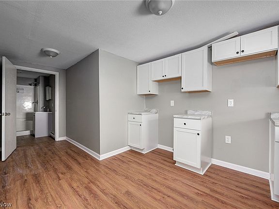 5th image of 1063 W 21st St