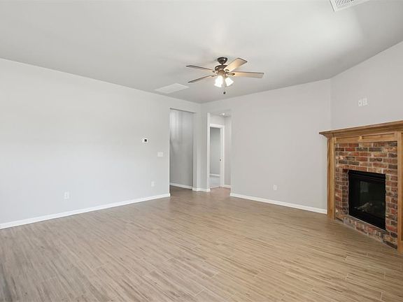5th image of 906 Dahlia Ln