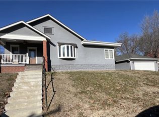 1013 N 4th St, Atchison, KS 66002