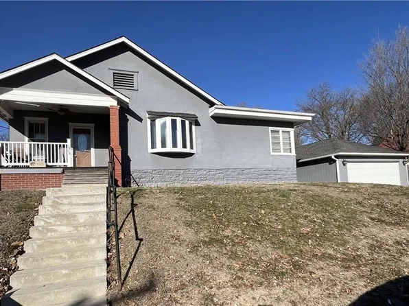 1013 N 4th St, Atchison, KS 66002
