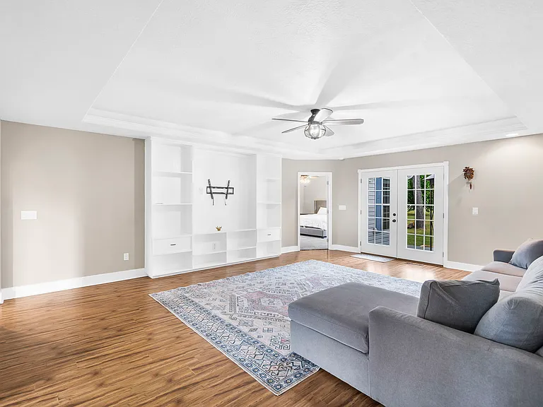 305 Lake Dr — Photo 4