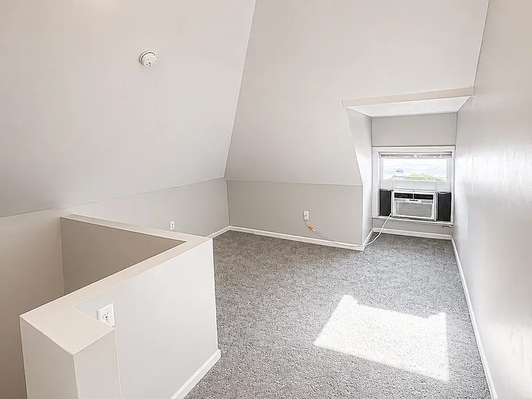 390 E Whittier St — Photo 8