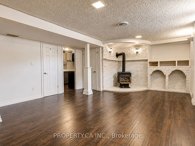 71 Highpark Ave #LOWER — Photo 2