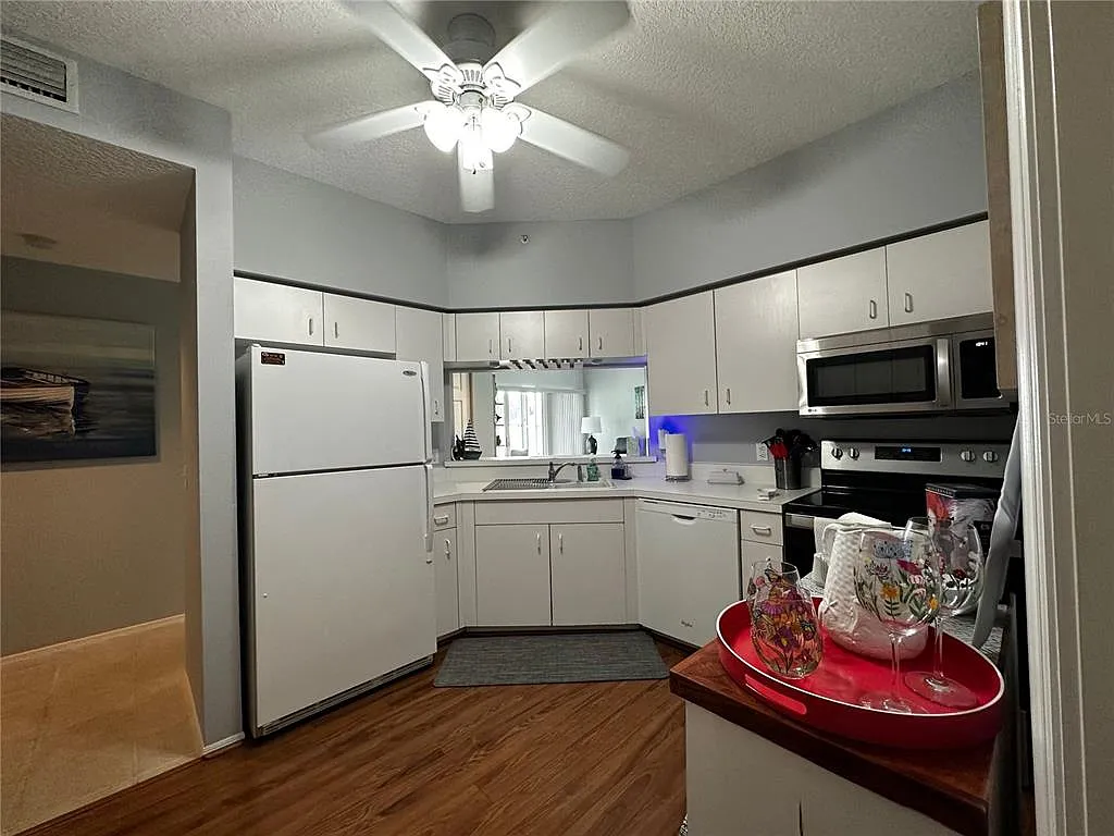 2 bed, 2.0 bath, 1004 sqft, $2,000 — Photo 4