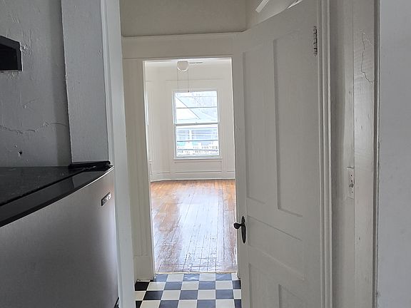 4th image of 608 Gill Ave #A