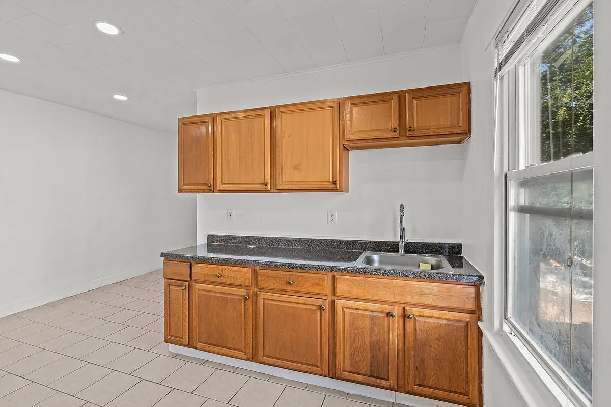3 bed, 1393 sqft, $2,000 — Photo 3