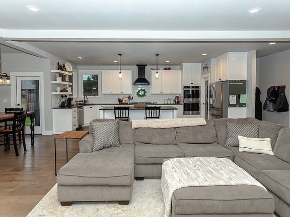 4th image of 1551 Alsea Dr