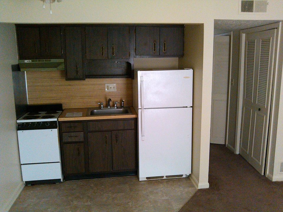 Full Size Kitchen! Neutral Decor!