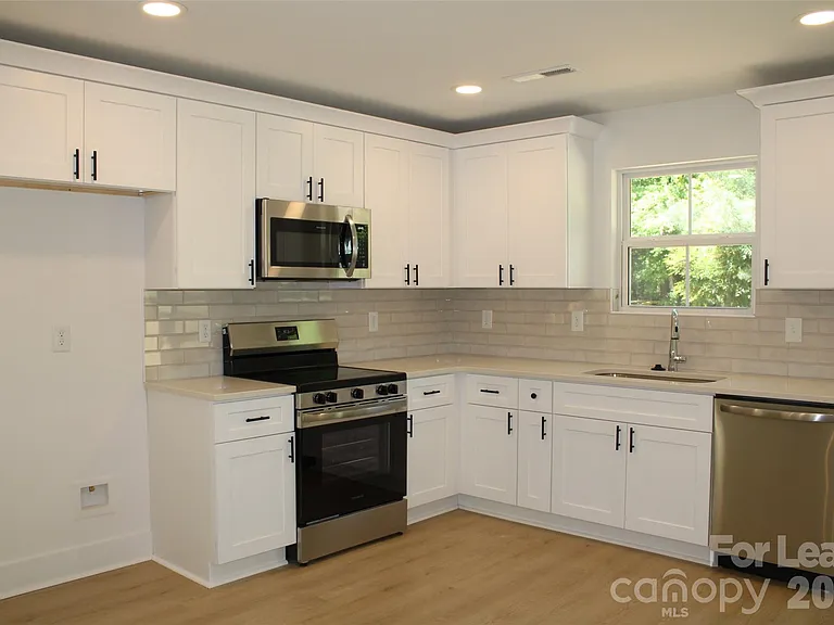562 W Park Ave #A — Photo 2