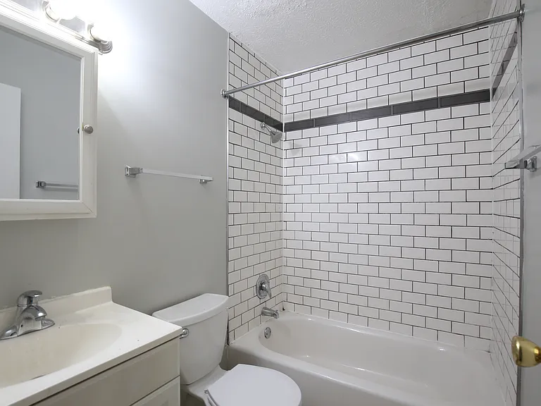 438 E Norwich Ave #D — Photo 6
