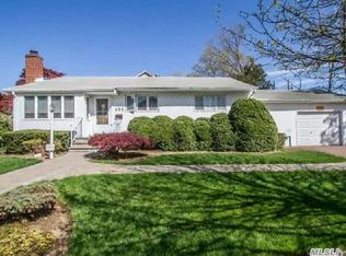 695 Hewlett St, Franklin Square, NY 11010