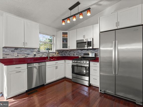 3rd image of 505 Dorchester Rd
