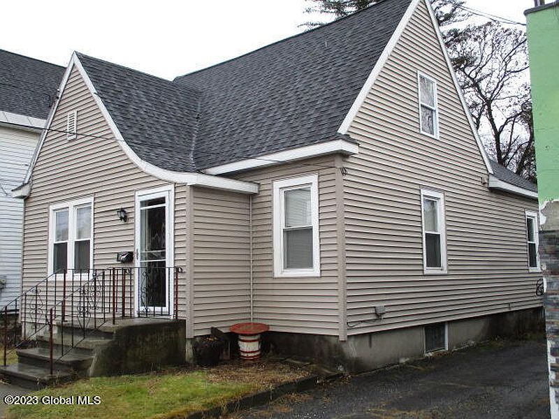 2nd image of 1551 Helderberg Avenue
