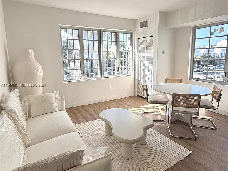 1525 Euclid Ave #12 — Photo 2
