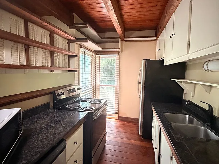 1323 Hickory Ln — Photo 22