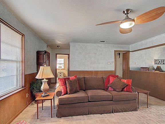 4th image of 211 Colonial Dr