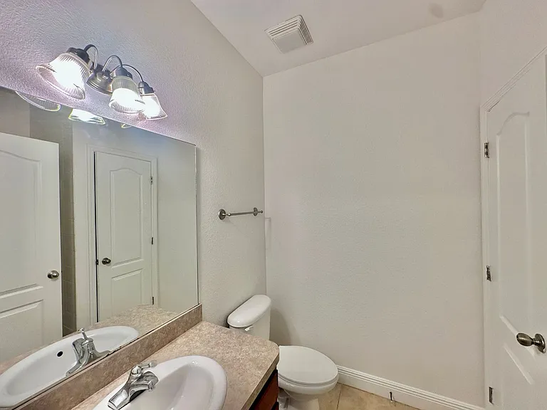 2926 SW 35th Pl #6 — Photo 8