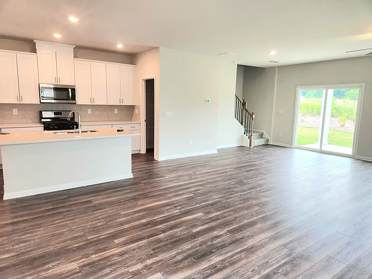 1050 Sunny Lake Dr — Photo 8