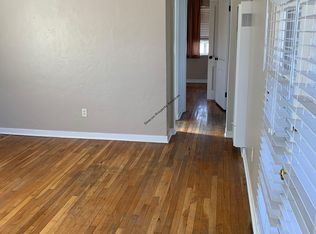 Classic 2 Bedroom Apt. Available Downtown w/ Sweet Yard & Garage!, Albuquerque, NM 87102