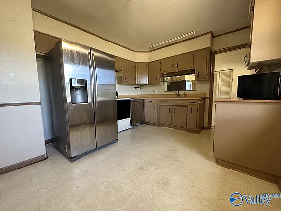 3rd image of 2903 Bayless Dr SW