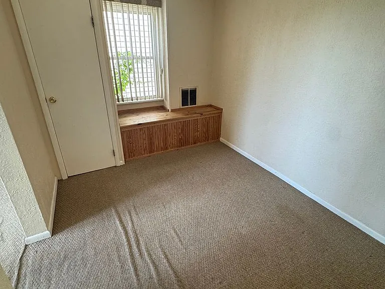 215 Spencer Ave — Photo 8