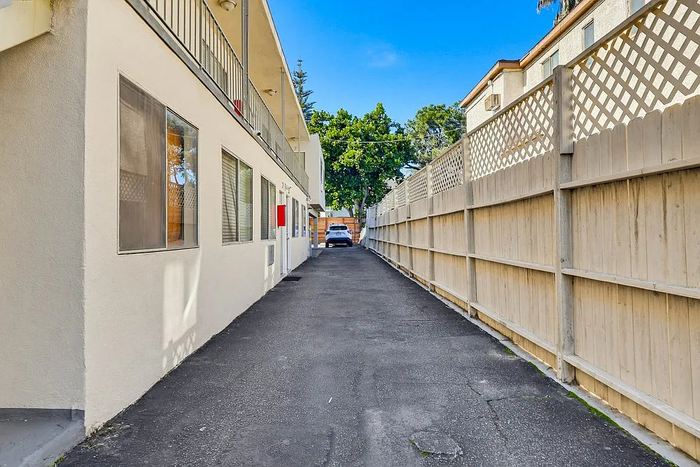 2629 S Budlong Ave — Photo 4