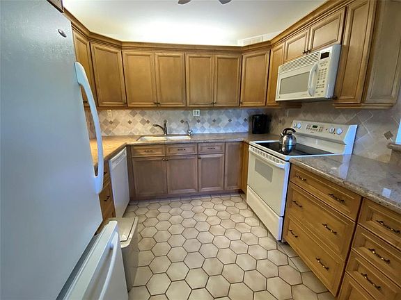 4th image of 327 RICHMOND C #327