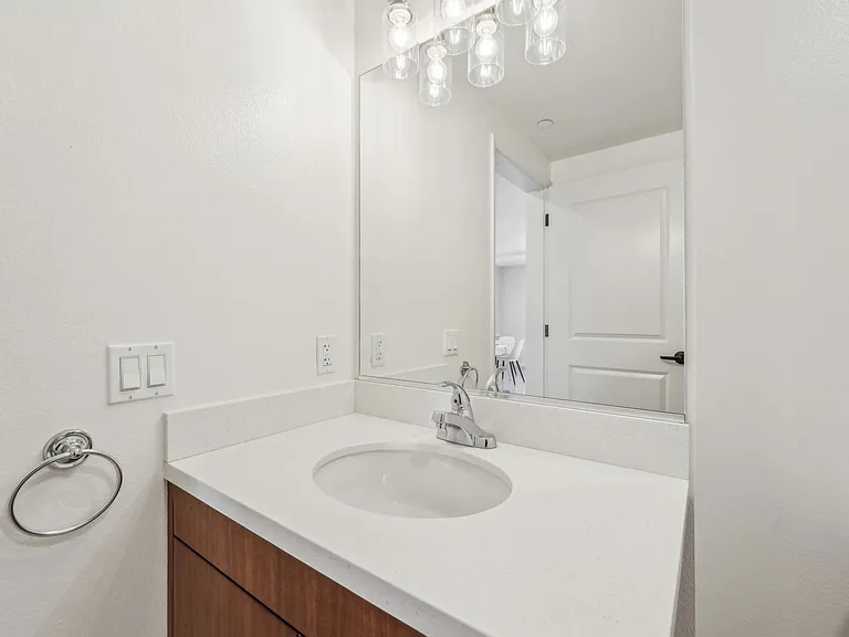 Addison Arts Apartments — Photo 148