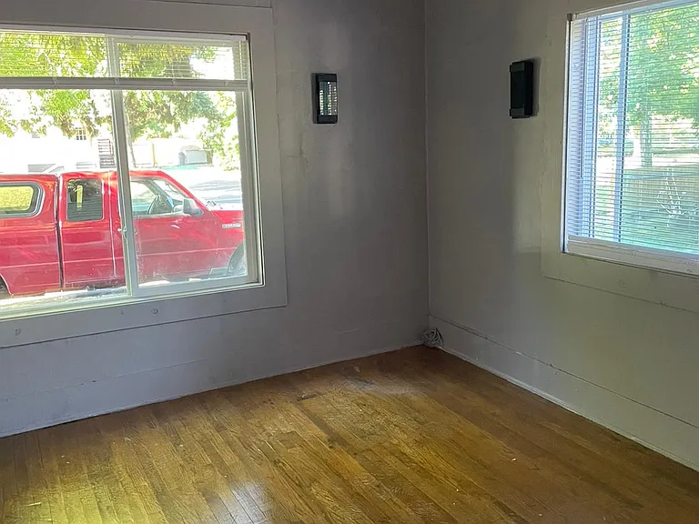 302 NW 12th St — Photo 12