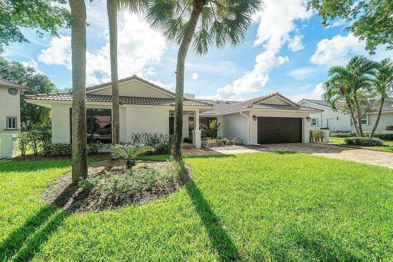 4 bed, 2.5 bath, 2391 sqft, $10,000 — Photo 2