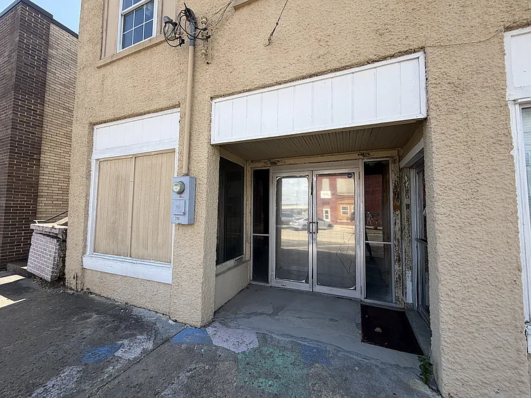 202 W 2nd St — Photo 2