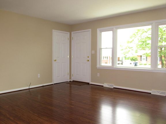 3rd image of 4737 Golfview Dr NE