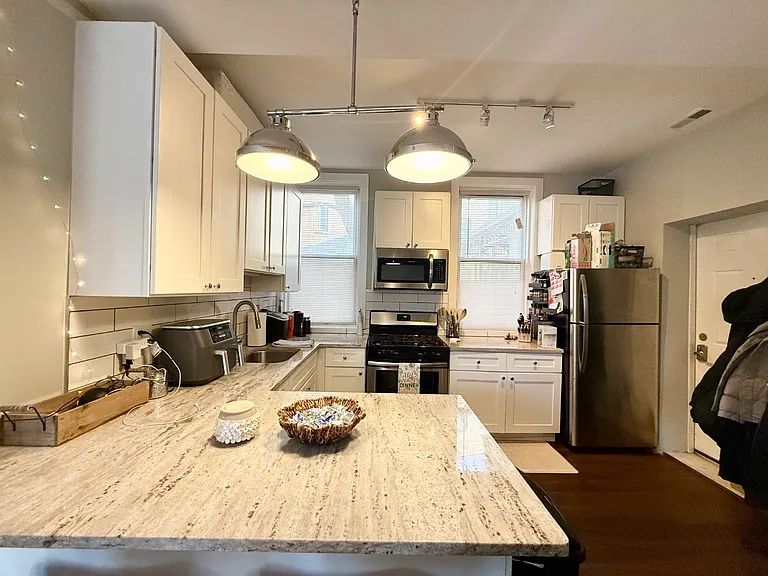 737 W Oakdale Ave #1W — Photo 1