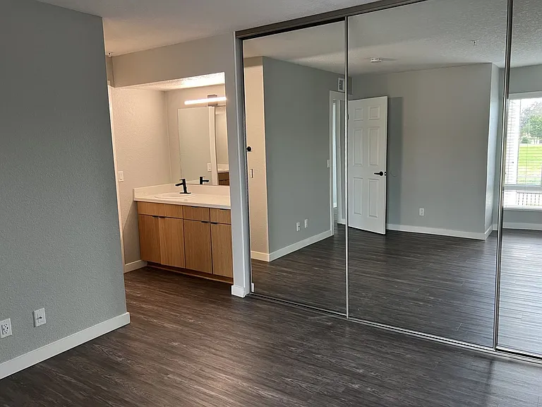 River House Apartments — Photo 79