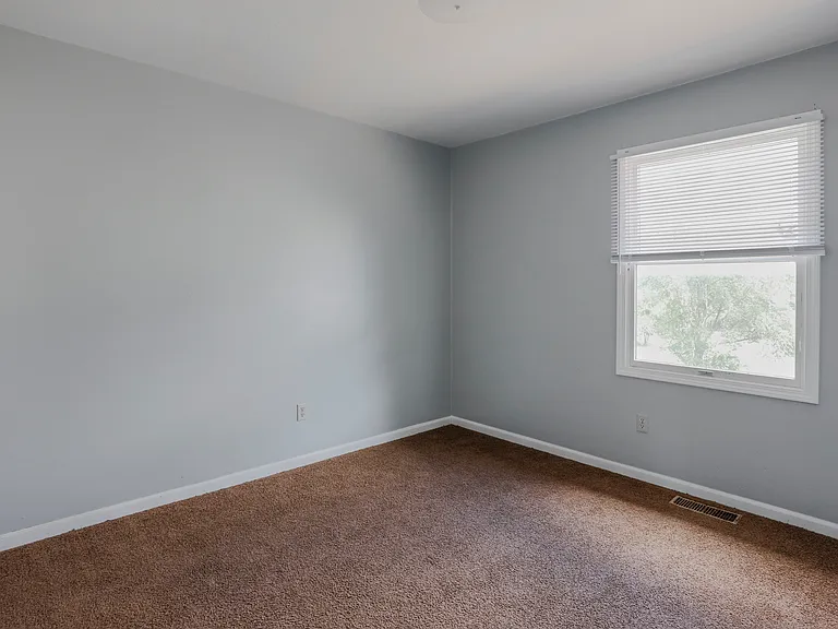 Tippecanoe Drive Apartments — Photo 32